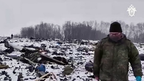 Nga công bố hình ảnh về hiện trường vụ rơi máy bay chở tù binh Ukraine - Ảnh: AFP Nga công bố hình ảnh về hiện trường vụ rơi máy bay "chở tù binh Ukraine" - Ảnh: AFP
