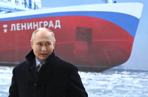 Tổng thống Nga Vladimir Putin cho khởi công tàu phá băng Leningrad ở St. Petersburg ngày 26-1 - Ảnh: AFP Tổng thống Nga Vladimir Putin cho khởi công tàu phá băng Leningrad ở St. Petersburg ngày 26-1 - Ảnh: AFP