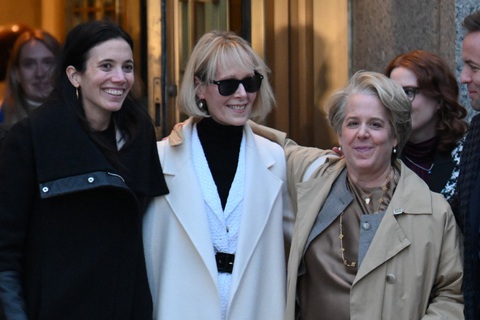 Nhà văn E. Jean Carroll rời tòa ở Manhattan ngày 26-1 trong vòng tay của các luật sư - Ảnh: AFP Bà E. Jean Carroll vui mừng rời phiên tòa kiện ông Trump ở Manhattan ngày 26-1 trong vòng tay chào đón của các luật sư - Ảnh: AFP