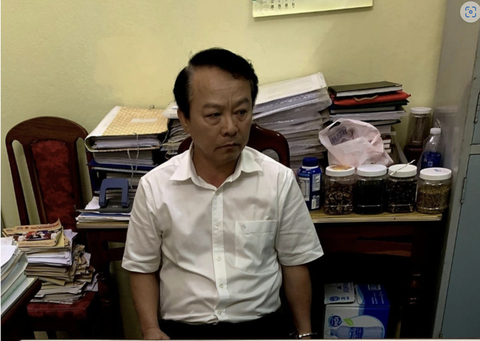 Truy tố thẩm phán yêu cầu đương sự đưa tiền tỉ để xử thắng kiện- Ảnh 1. Võ Đình Sớm bị bắt quả tang nhận tiền hối lộ ngay tại phòng làm việc - Ảnh: CACC