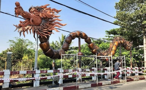 Cười đến Tết với loạt linh vật rồng Giáp Thìn- Ảnh 2. Một con rồng được tạo hình từ những chiếc lu gốm đậm chất