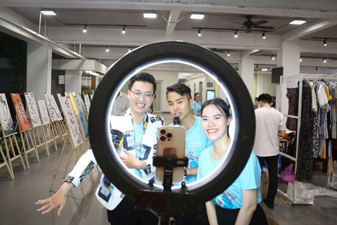 Các MC của Nhà văn hóa Thanh niên livestream bán hàng gây quỹ - Ảnh: PHƯƠNG QUYÊN Các MC của Nhà văn hóa Thanh niên livestream bán hàng gây quỹ - Ảnh: PHƯƠNG QUYÊN