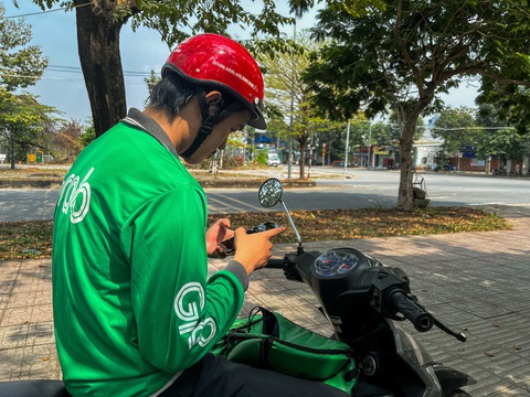 Lương cao, sinh viên sẵn sàng làm xuyên Tết- Ảnh 2. Bảo tranh thủ nhắn tin trả lời khách trong giờ nghỉ trưa - Ảnh: NHƯ KHÁNH