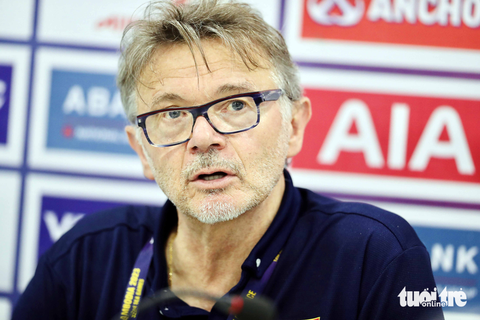 Con đường khúc khuỷu của ông Troussier- Ảnh 1. HLV Philippe Troussier họp báo sau trận tranh hạng 3 SEA Games 32 - Ảnh: N.K.