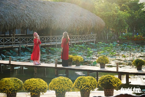Khung cảnh hồ sen thơ mộng, nơi nhiều bạn trẻ thích thú đứng chụp ảnh trên cầu gỗ - Ảnh: TRẦN HOÀI Khung cảnh hồ sen thơ mộng, nơi nhiều bạn trẻ thích thú đứng chụp ảnh trên cầu gỗ - Ảnh: TRẦN HOÀI