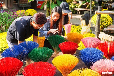 Nhiều bó hương đủ màu sắc được mang ra phơi nắng, tạo không gian rực rỡ cho du khách chiêm ngưỡng - Ảnh: TRẦN HOÀI Nhiều bó hương đủ màu sắc được mang ra phơi nắng, tạo không gian rực rỡ cho du khách chiêm ngưỡng - Ảnh: TRẦN HOÀI