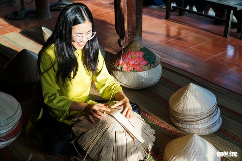 Biểu diễn làm nón lá thủ công - Ảnh: TRẦN HOÀI Biểu diễn làm nón lá thủ công - Ảnh: TRẦN HOÀI