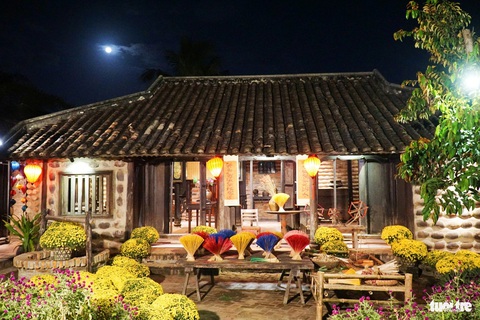 Gian nhà cổ hơn 100 năm tuổi lung linh về đêm - Ảnh: TRẦN HOÀI Gian nhà cổ hơn 100 năm tuổi lung linh về đêm - Ảnh: TRẦN HOÀI