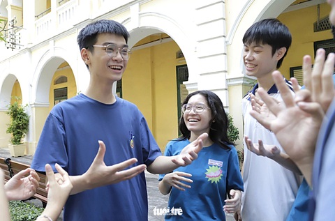 Nguyễn Vương Khải An cùng các bạn trong đội tuyển thi học sinh giỏi quốc gia môn tiếng Anh năm 2024 của TP.HCM - Ảnh: NHƯ HÙNG Nguyễn Vương Khải An cùng các bạn trong đội tuyển thi học sinh giỏi quốc gia môn tiếng Anh năm 2024 của TP.HCM - Ảnh: NHƯ HÙNG