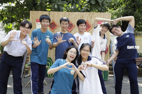Thành thủ khoa thi học sinh giỏi quốc gia vì không đặt nặng giải thưởng- Ảnh 2. Khải An vui vẻ cùng các bạn trong đội tuyển đi thi học sinh giỏi quốc gia môn tiếng Anh 2024. Tất cả các học sinh này đều đoạt giải cao trong kỳ thi năm nay - ẢNH: NHƯ HÙNG