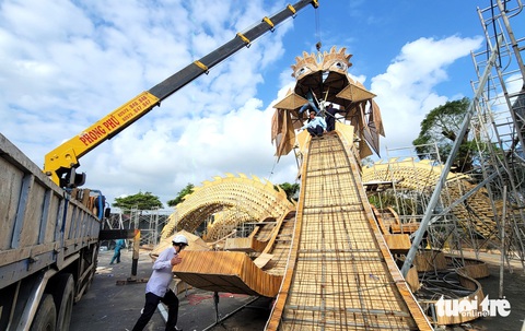 Linh vật rồng tại công viên Thanh thiếu niên (đường Điện Biên Phủ, TP Tuy Hòa, tỉnh Phú Yên) là linh vật có kích thước lớn nhất tại đây - Ảnh: NGUYỄN HOÀNG Linh vật rồng tại công viên Thanh thiếu niên (đường Điện Biên Phủ, Tuy Hòa, tỉnh Phú Yên) là linh vật có kích thước lớn nhất tại đây - Ảnh: NGUYỄN HOÀNG