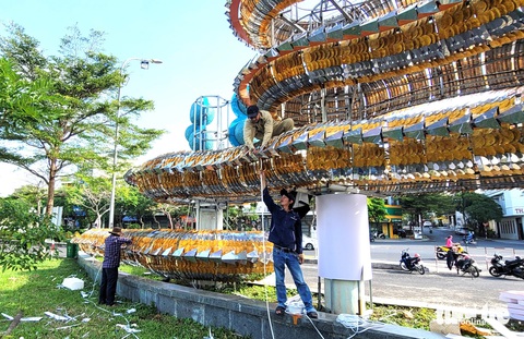 Công nhân đang lắp đèn LED tại phần vảy của linh vật rồng - Ảnh: NGUYỄN HOÀNG Công nhân đang lắp đèn LED tại phần vảy của linh vật rồng - Ảnh: NGUYỄN HOÀNG