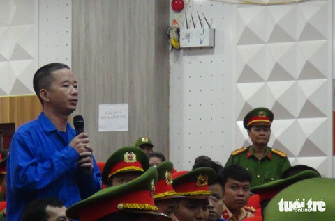 Chủ mưu của nhóm giang hồ Phú Quốc nói gì trước tòa?- Ảnh 1. Nguyễn Văn Thái (Thái Bus) trình bày ý kiến tại tòa - Ảnh: BỬU ĐẤU