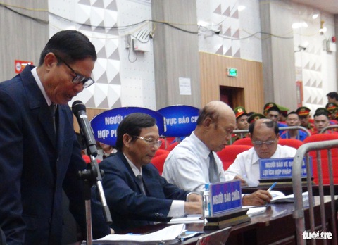 Chủ mưu của nhóm giang hồ Phú Quốc nói gì trước tòa?- Ảnh 2. Luật sư Bùi Hảo Thủy bào chữa cho bị cáo Đoàn Thiên Long tại tòa - Ảnh: BỬU ĐẤU