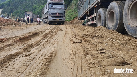 Đơn vị thi công nâng cấp đường quốc lộ 19 đổ đất núi chứa mủ sét khiến mặt đường trơn trượt, lún sâu, các phương tiện qua lại rất dễ xảy ra tai nạn - Ảnh: LÂM THIÊN Đơn vị thi công nâng cấp quốc lộ 19 đổ đất núi chứa mủ sét khiến mặt đường trơn trượt, lún sâu, xe cộ qua lại rất dễ xảy ra tai nạn