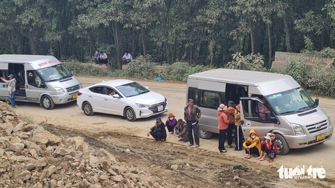Dòng người và phương tiện mỏi mòn chờ đợi vì kẹt xe - Ảnh: LÂM THIÊN Dòng người và phương tiện mỏi mòn chờ đợi vì kẹt xe