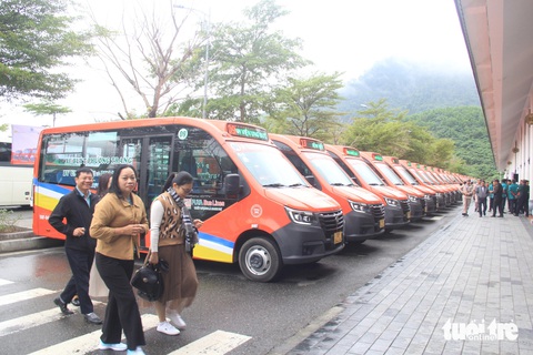 Đà Nẵng lần đầu có tuyến xe buýt không trợ giá lên Bà Nà- Ảnh 1. Tuyến buýt số 3 nối sân bay Đà Nẵng - Khu du lịch Bà Nà Hills dài 25km - Ảnh: TRƯỜNG TRUNG
