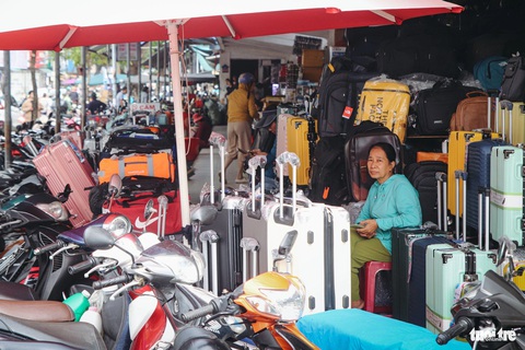 Tết đã gần kề mà 'bán ế chưa từng thấy'- Ảnh 3. Tại các khu chợ, tiểu thương của nhiều quầy hàng ế ẩm, ngóng chờ người tiêu dùng - Ảnh: ĐAN NGỌC