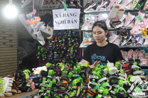 Tết đã gần kề mà 'bán ế chưa từng thấy'- Ảnh 4. Doanh thu của các tiểu thương ở chợ Hòa Khánh giảm 70%, tiểu thương lo mất Tết - Ảnh: ĐAN NGỌC