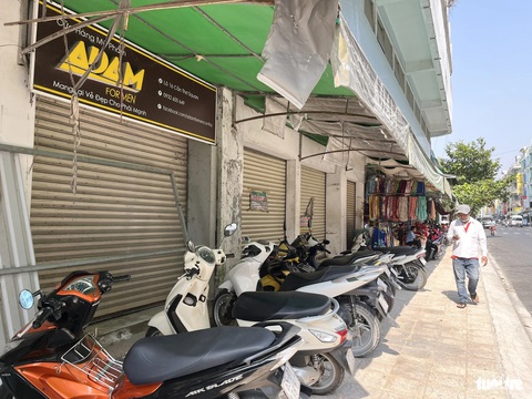 Nhiều ki-ốt đã đóng của nên người dân tận dụng làm chỗ đậu xe - Ảnh: LAN NGỌC Nhiều ki ốt đã đóng của nên người dân tận dụng làm chỗ đậu xe - Ảnh: LAN NGỌC