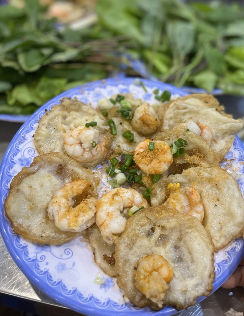 Ăn gì khi tới Đà Lạt, Vũng Tàu, Nha Trang, TP.HCM dịp Tết Nguyên đán?- Ảnh 4. Bánh khọt nhân tôm được vào danh sách món ngon khó bỏ qua khi đến Vũng Tàu - Ảnh: H.K