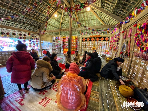 Ăn chè lam, ngồi nhà sàn người Tày ngay Hoàng thành Thăng Long- Ảnh 1. Ngôi nhà sàn lúc nào cũng đông khách ghé thăm - Ảnh: NGUYỄN HIỀN