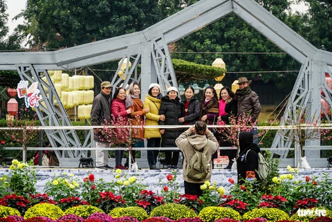Ăn chè lam, ngồi nhà sàn người Tày ngay Hoàng thành Thăng Long- Ảnh 5. Du khách check-in với mô hình cầu Long Biên - Ảnh: NGUYỄN HIỀN
