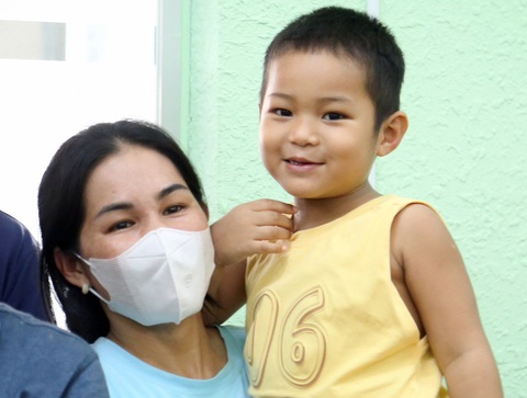 Hai mẹ con Y Ha ZaÊn Uôl háo hức xem phần diễn xiếc tại buổi trao quà Tết ở Bệnh viện Nhi đồng 2 TP.HCM - Ảnh: PHƯƠNG QUYÊN Hai mẹ con Y Ha ZaÊn Uôl háo hức xem phần diễn xiếc tại buổi trao quà Tết ở Bệnh viện Nhi đồng 2 TP.HCM - Ảnh: PHƯƠNG QUYÊN