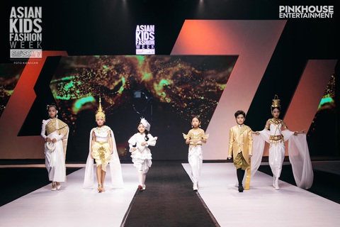 Minnie Cindy - viên ngọc làng thời trang Việt: catwalk giỏi, vũ đạo xịn- Ảnh 2. Minnie Cindy (thứ hai từ trái sang) trong phần trình diễn trang phục Indonesia
