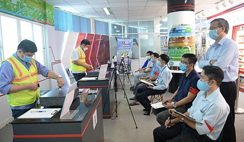 Công nhân Khu công nghệ cao TP.HCM thi tay nghề cơ khí - Ảnh: TỰ TRUNG Công nhân Khu công nghệ cao TP.HCM thi tay nghề cơ khí - Ảnh: TỰ TRUNG