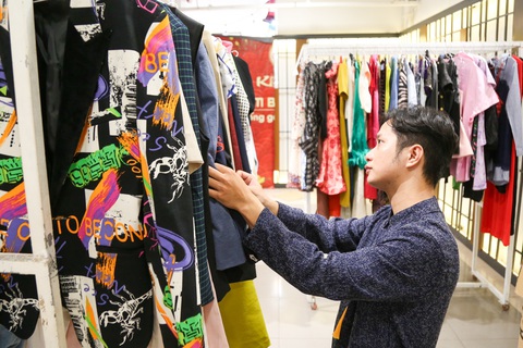 Quần áo phần lớn là đồ diễn của nghệ sĩ được bán với giá rất rẻ - Ảnh: PHƯƠNG QUYÊN Quần áo phần lớn là đồ diễn của nghệ sĩ được bán với giá rất rẻ - Ảnh: PHƯƠNG QUYÊN