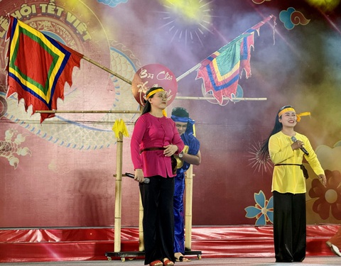 Các thành viên À ơi Phố hát bài chòi - Ảnh: HOÀI PHƯƠNG Các thành viên À Ơi Phố hát bài chòi - Ảnh: HOÀI PHƯƠNG