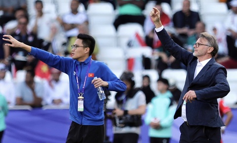 HLV Philippe Troussier căng thẳng với truyền thông Việt Nam do đâu?- Ảnh 1. HLV Philippe Troussier và trợ lý ngôn ngữ - Ảnh: HOÀNG TUẤN