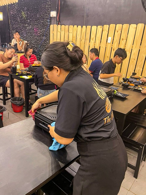 Lương cao, sinh viên sẵn sàng làm xuyên Tết- Ảnh 3. Hà Trâm cho biết công việc phụ bếp cần nhanh nhẹn, cẩn thận - Ảnh: NHƯ KHÁNH