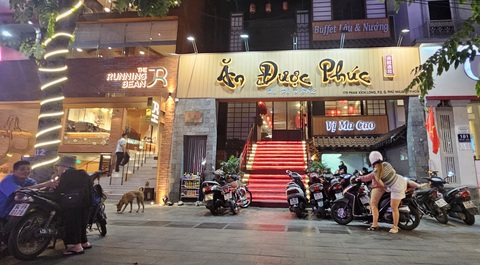 Nếu làm tốt, phố ẩm thực Phan Xích Long sẽ là Hong Kong thu nhỏ- Ảnh 5. Tối 27-1, dù cuối tuần nhưng vẫn có nhiều nhà hàng, quán ăn tại đường Phan Xích Long chưa đông khách ở một số thời điểm - Ảnh: NGUYỄN TRÍ