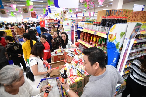 Cuối tuần 'săn' khuyến mãi 0 đồng tại siêu thị- Ảnh 1. Hàng nghìn sản phẩm khuyến mãi giá ‘0 đồng’ được bán tại siêu thị ngày cuối tuần - Ảnh: Saigon Co.op