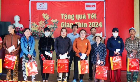 Trao quà Tết cho người dân nghèo khó xã Ninh Thượng (thị xã Ninh Hòa) - Ảnh: TRẦN HOÀI