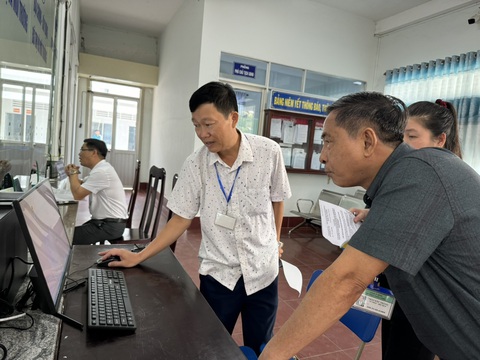 Kiểm tra giờ giấc làm việc của cán bộ tại trụ sở cơ quan và cả quán xá- Ảnh 1. Sở Nội vụ Cần Thơ kiểm tra giờ giấc làm việc, giải quyết hồ sơ của cán bộ tại UBND phường Thới Long, quận Ô Môn - Ảnh: Q.T.