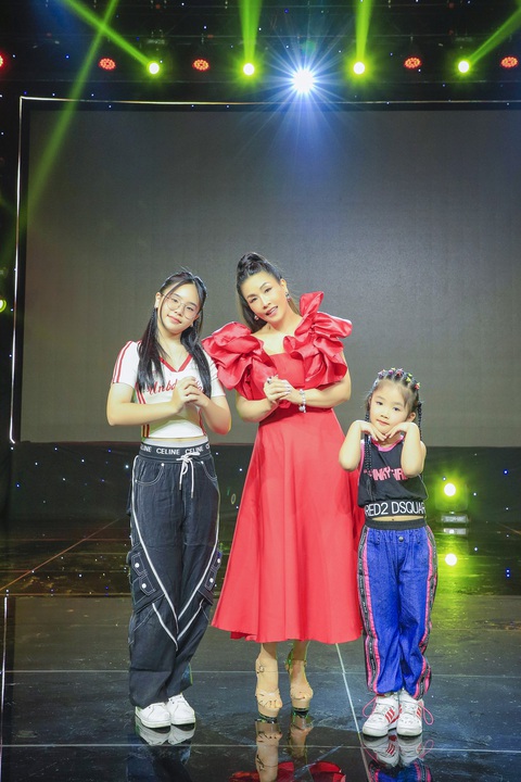 Nghệ sĩ Kiều Oanh tung MV nhạc xuân cùng hai con gái- Ảnh 2. Nghệ sĩ Kiều Oanh cùng hai cô công chúa nhỏ Whitney và Callie.