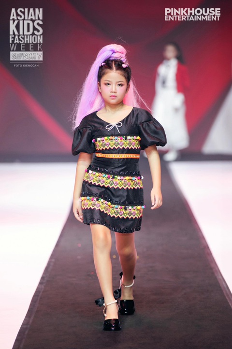 Minnie Cindy - viên ngọc làng thời trang Việt: catwalk giỏi, vũ đạo xịn- Ảnh 8. Những khoảnh khắc Minnie Cindy cực thần thái trên sàn diễn