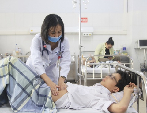 Bác sĩ thăm khám cho bệnh nhi mắc viêm loét dạ dày - Ảnh: BVCC Bác sĩ thăm khám cho bệnh nhi mắc viêm loét dạ dày - Ảnh: BVCC