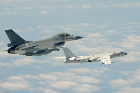 Tiêm kích F-16 của Đài Loan giám sát máy bay ném bom H-6K của quân đội Trung Quốc khi máy bay này bay sát khu vực phía nam đảo Đài Loan hồi tháng 5-2018 - Ảnh: AFP Tiêm kích F-16 của Đài Loan giám sát máy bay ném bom H-6K của quân đội Trung Quốc khi máy bay này bay sát khu vực phía nam đảo Đài Loan vào tháng 5-2018 - Ảnh: AFP