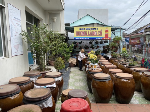 Bất ngờ nước mắm truyền thống bán nườm nượp nhờ biến thành giỏ quà Tết- Ảnh 2. Những lu sành dùng để ủ mắm ở một lò nước mắm Nam Ô - Ảnh: B.D.