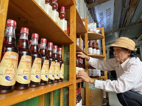 Bất ngờ nước mắm truyền thống bán nườm nượp nhờ biến thành giỏ quà Tết- Ảnh 3. Nước mắm truyền thống Nam Ô Đà Nẵng đang hồi sinh mạnh mẽ nhờ nắm bắt xu thế thị trường - Ảnh: B.D.