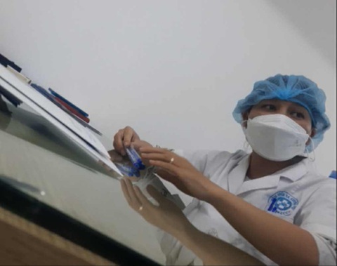 Mạo danh Sở Y tế TP.HCM, Phòng khám đa khoa Đại Việt tiếp tục bị tước giấy phép- Ảnh 1. Bà Lê Hoàng Trâm, điều dưỡng Phòng khám đa khoa Đại Việt, bị xử phạt 35 triệu đồng vì khám bệnh vượt quá chuyên môn được ghi trong chứng chỉ hành nghề - Ảnh: THU HIẾN