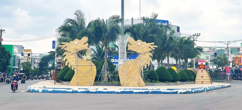 Cộng đồng mạng bàn tán vui nhộn về tạo hình rồng giống con cá ngựa ở thị xã Sông Cầu - Ảnh: NGỌC ĐƯƠNG Cộng đồng mạng bàn tán vui nhộn về tạo hình rồng giống con cá ngựa ở thị xã Sông Cầu - Ảnh: NGỌC ĐƯƠNG