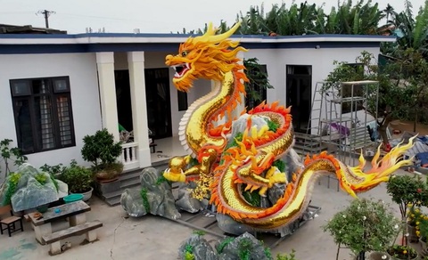Tượng linh vật rồng ở Quảng Trị trình làng với thần sắc uy nghi- Ảnh 2. Tượng linh vật rồng đã được nghệ nhân Đinh Văn Tâm chế tác hoàn thiện tại nhà và sắp đưa lên trưng bày tại thị trấn vùng biên Lao Bảo - Ảnh: Q.NAM