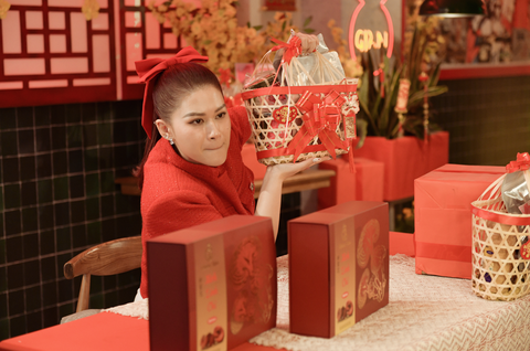 Ngọc Thanh Tâm đưa cả 'vũ trụ hài' vào web drama Mắc gì Tết?- Ảnh 2. Ngọc Thanh Tâm vào vai Nữ hoàng livestream trong Mắc gì Tết?