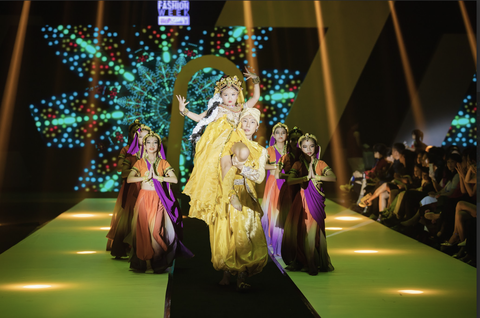 Minnie Cindy - viên ngọc làng thời trang Việt: catwalk giỏi, vũ đạo xịn- Ảnh 3. Phần trình diễn vũ đạo đặc biệt của Minnie Cindy trên sàn diễn tại Asian Kids Fashion Week 2023