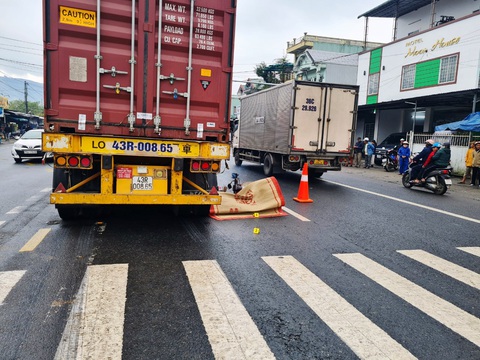 Xe máy bị cuốn vào gầm xe container, một người chết- Ảnh 1. Hiện trường vụ tai nạn giữa xe container và xe máy ở Huế - Ảnh: N.HIẾU